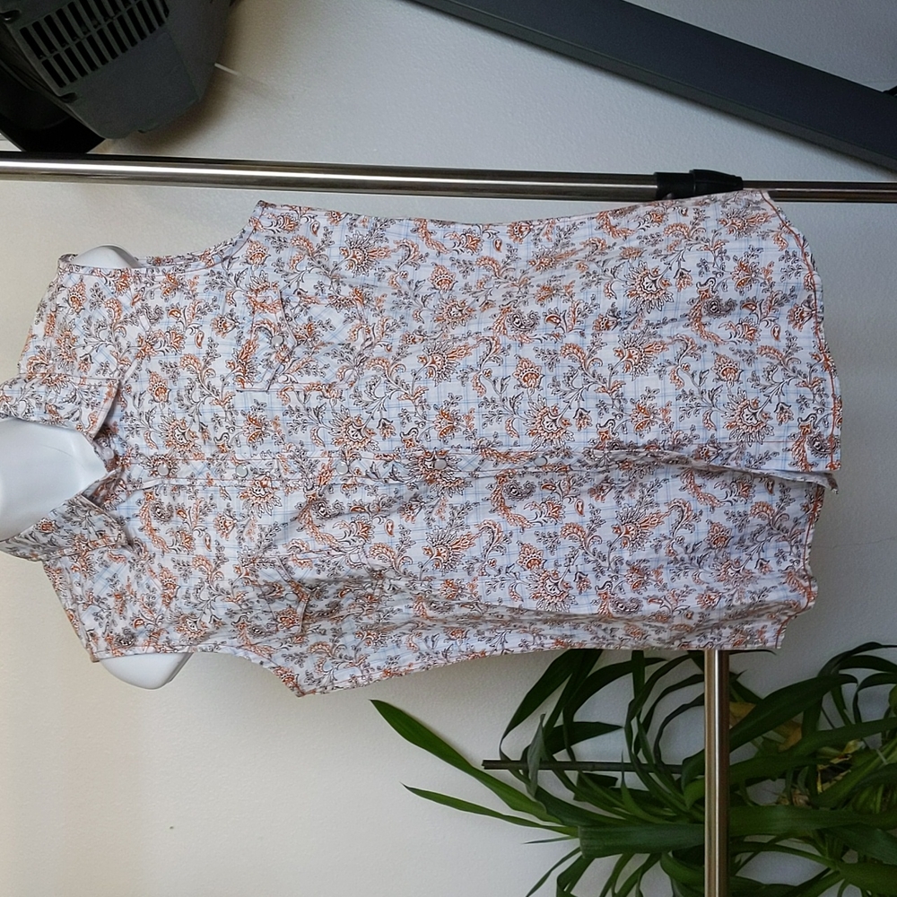 Western style button down sleeveless top
